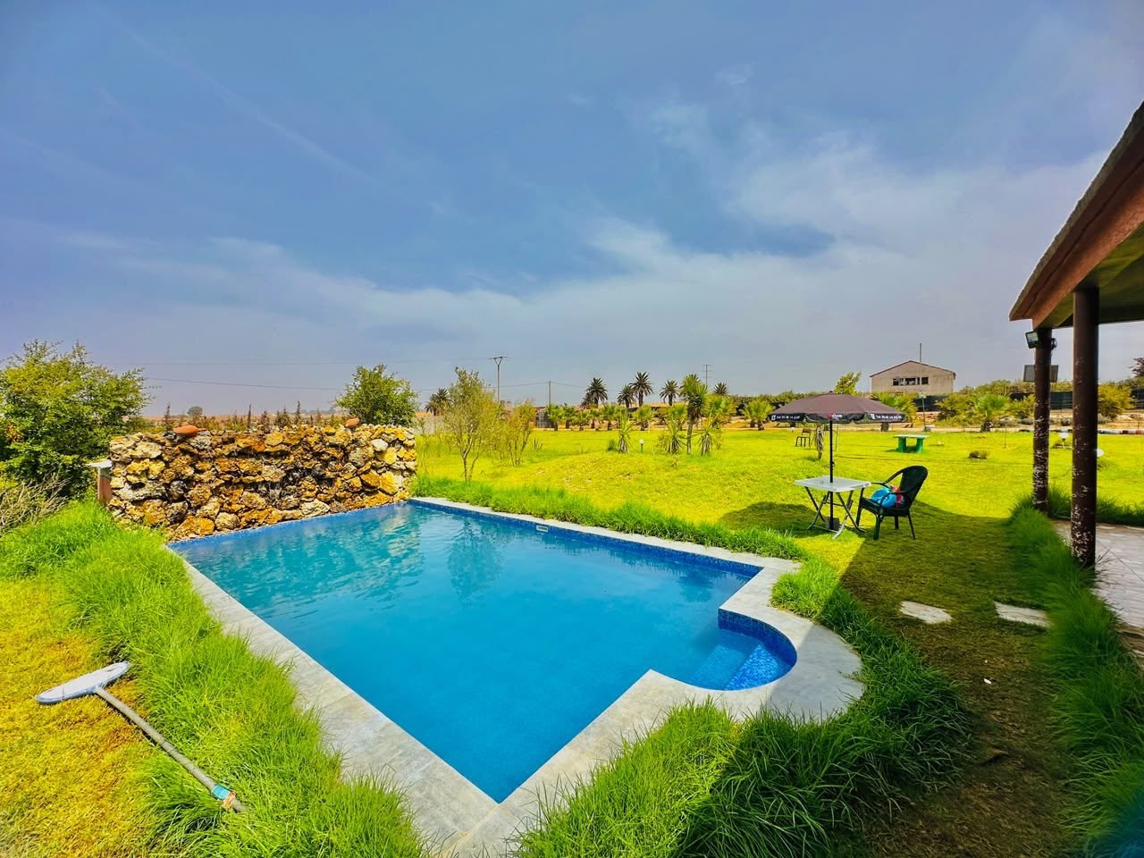 Piscine et terrasse du domaine